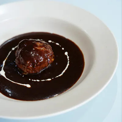 人気の煮込みハンバーグと彩り豊かな冷菜をご用意