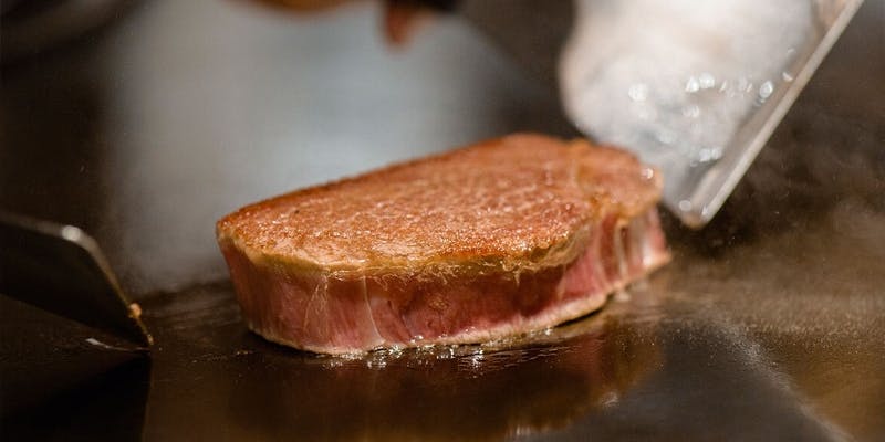 A5 黒毛和牛 霜降肉と赤身肉のステーキコース