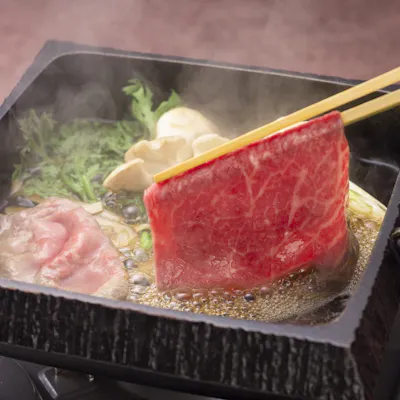豊富な逸品料理とすき焼き鍋