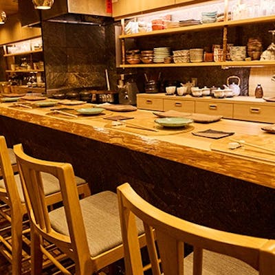 一枚板のカウンターで楽しむ食と会話