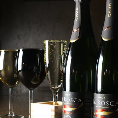 料理と共に楽しむ一杯、インドワインからカクテルまで豊富な品揃え