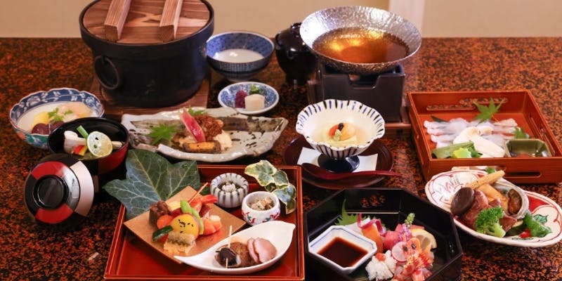 【季節の会席】京都牛と鮑のステーキ、海鮮寿司、デザート付 全9品