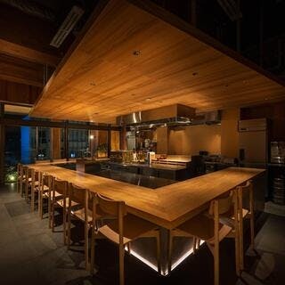 ライブ感溢れるカウンター席で特別な時間を