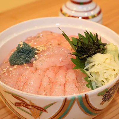 大迫力の「南蛮海老丼」。新潟の海の幸を贅沢に味わう。