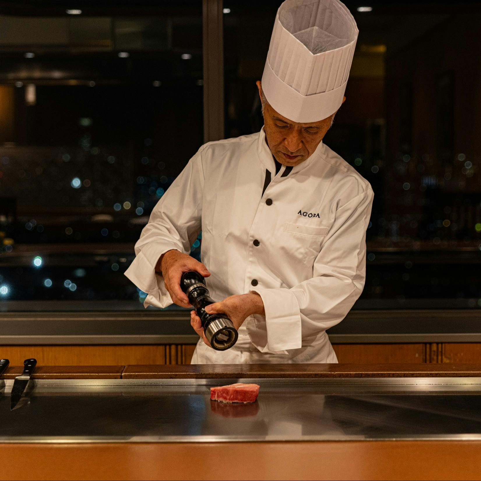 目の前で繰り広げられる調理パフォーマンス