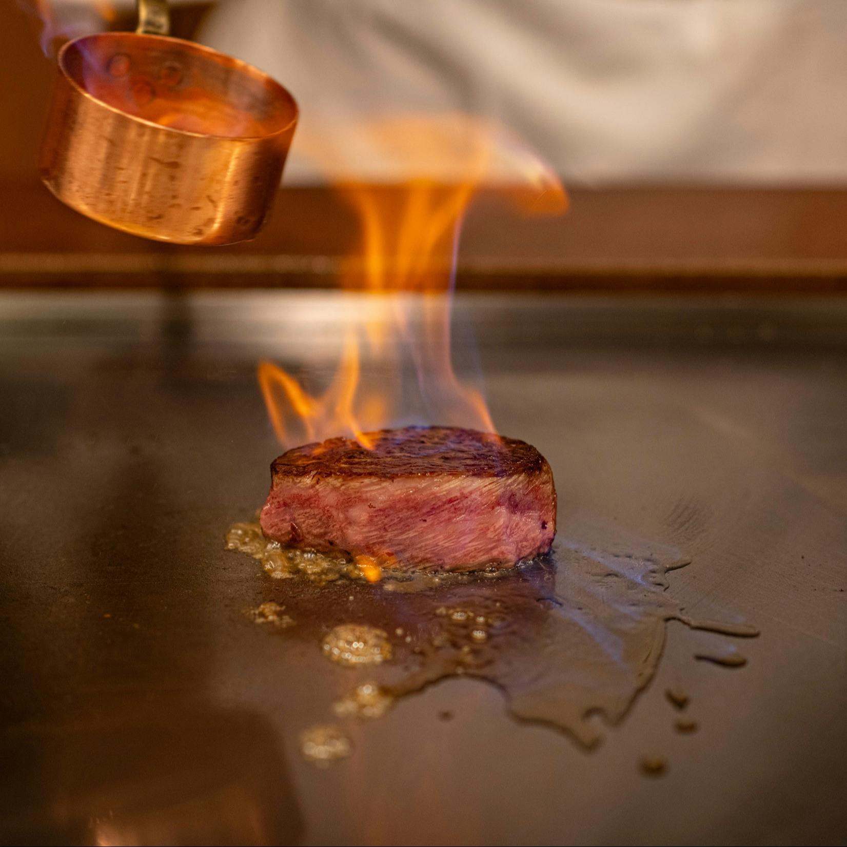 厳選された和牛と新鮮な魚介類