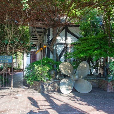 緑豊かな庭園に囲まれた落ち着いた空間