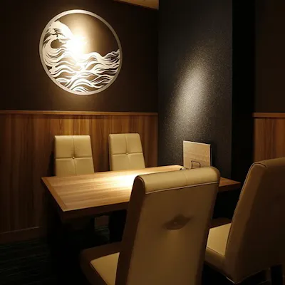 【 全8部屋の完全個室を完備 】波をモチーフにした、こだわりの上質空間
