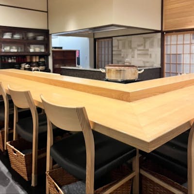 賑やかで温かみのある空間で愉しむ、大人のための隠れ家