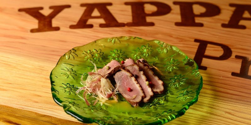 【和牛モモ肉コース】食前酒・スモークサラダ・一品・メイン・デザートなど全8品