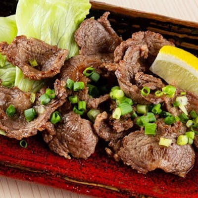 豊富な一品料理と深夜営業