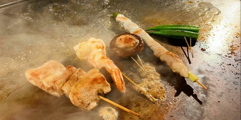 【個別盛り】鉄板で焼く創作串や当店の逸品を堪能するお任せコース（全12品）お料理のみ