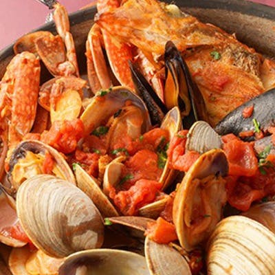 目の前で炊き上げる、本場仕込みのパエリア