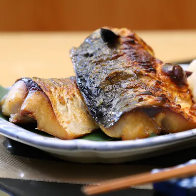 備長炭で焼き上げる新鮮な魚介の炭火焼