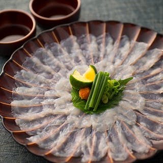 大皿てっさで豪快にふぐを味わう