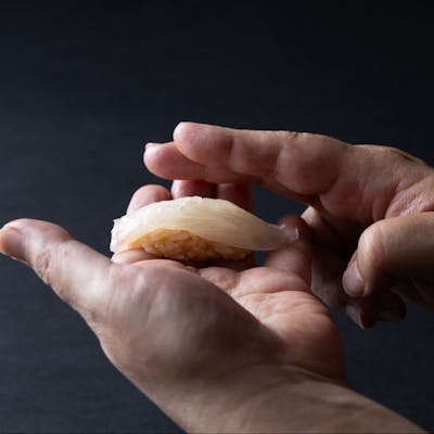 会席料理の雅と締めの鮨が響き合う一皿