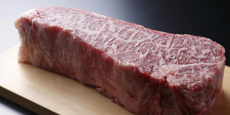 【スタンダードコース】メインはジューシーに仕上げた熟成黒毛和牛ステーキを堪能。