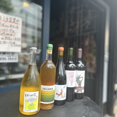 ワインも。ご近所食堂にピッタリの脱力感で。