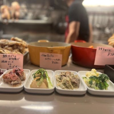 伊・仏・亜のジャンル超え。豊富な「今日のおばん菜」を指差し注文でOK。