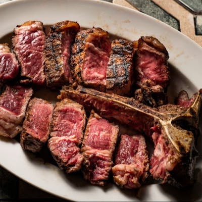 競り場で一頭買いする黒毛和牛。ジビエや野菜も季節を体感するならアポロンへ。