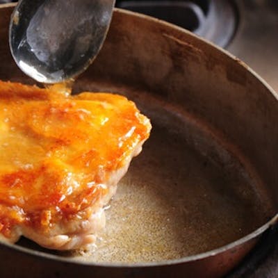 塊で火入れしたジューシーなロースト肉や、等々力の地野菜を堪能