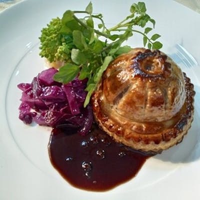 店内で丁寧に仕込む自家製シャルキュトリーやパイ包み料理も絶品