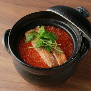 鮭といくらの贅沢土鍋ご飯