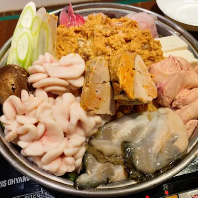 自家製のあんこう肝味噌に白子、あん肝、生牡蠣を贅沢に盛り込んだ背徳感満載鍋