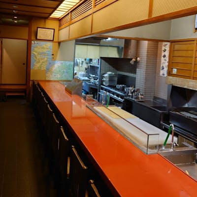 朱塗りのカウンターで味わう贅