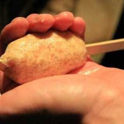 新鮮な伊達鶏を炭火で丁寧に焼き上げ