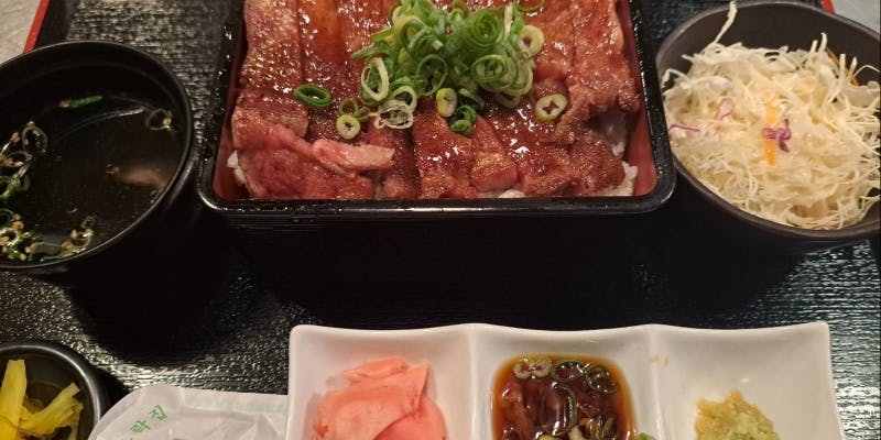 黒毛和牛ロースステーキ弁当　（サラダ・漬物・わかめスープ付き）