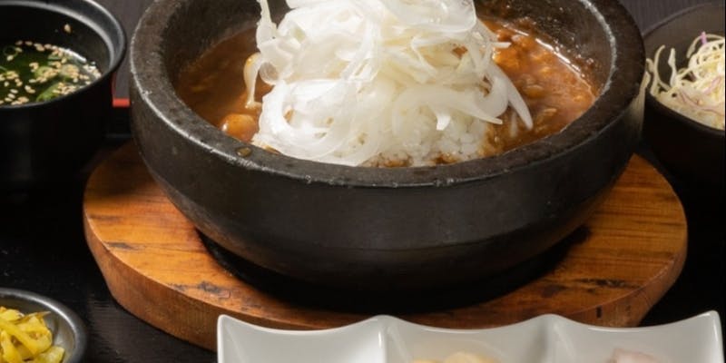 和牛牛すじ石焼きカレー（サラダ・スープ・お漬物付き）