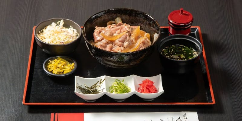 黒毛和牛手作り牛丼　（サラダ・スープ・お漬物付き）