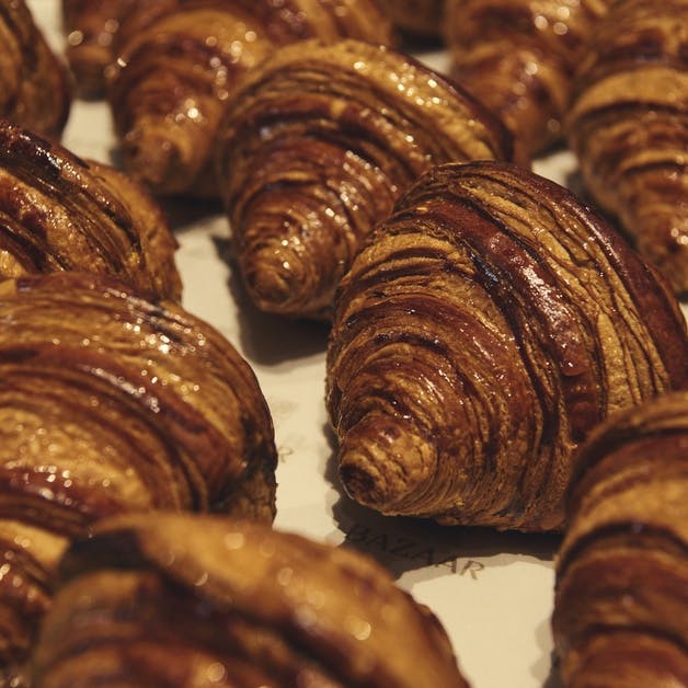 自家製クロワッサンと多彩な朝食メニュー