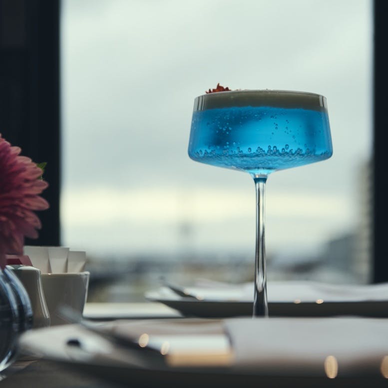 30種類以上のカクテルと100種類以上のワイン