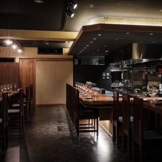 黒を基調とした落ち着いた店内