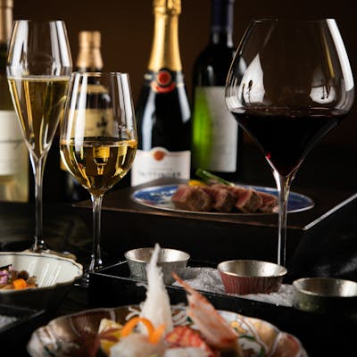 ワインセラーに並ぶ こだわりのワイン