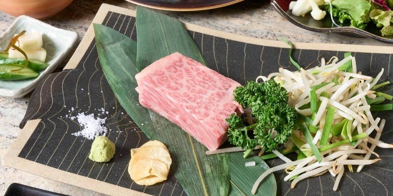 【黒毛和牛のコース】季節の焼き野菜添え、黒毛和牛サーロイン50gなど全7品＋2H飲み放題