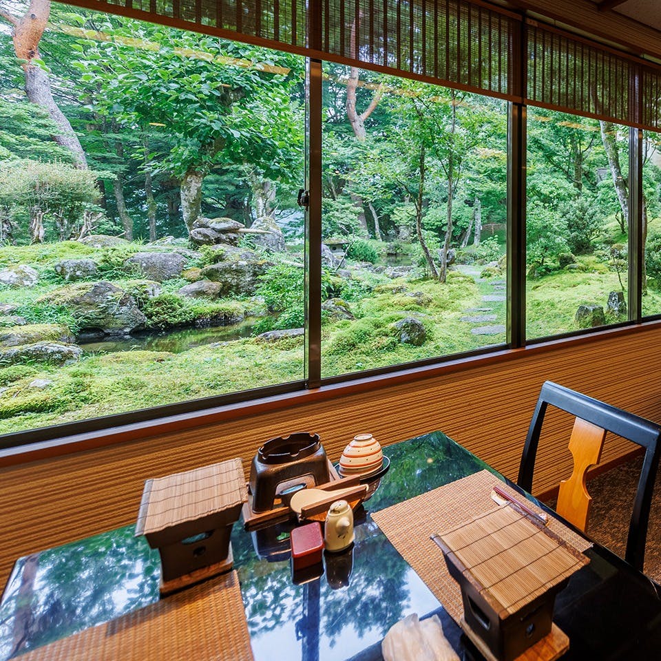 四季折々の美しい庭園を望む和の空間