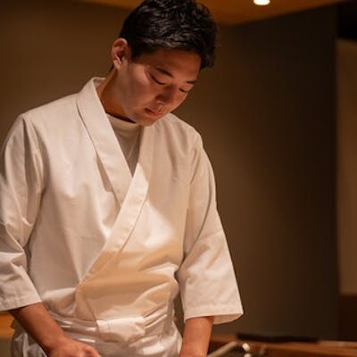 若き大将が握るこだわりの一貫。肩肘張らずに愉しむ鮨体験