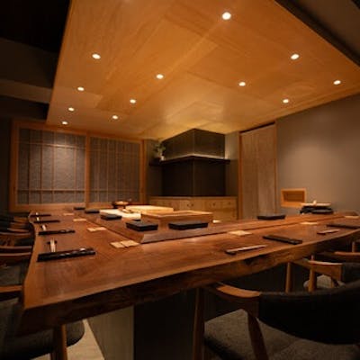 ダウンライトが照らす上質空間。特別な日や接待におすすめ