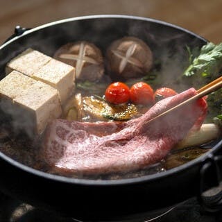 幻の黒毛和牛・葉山牛を使用したすき焼きとしゃぶしゃぶが自慢