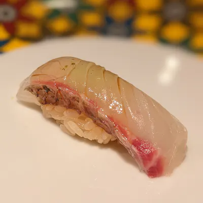 日々進化する仕込みで鮨を提供