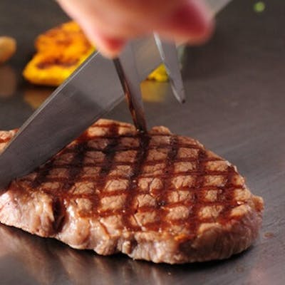 五感で楽しむ鉄板焼きエンターテイメント