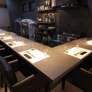 黒を基調とした落ち着きある大人の隠れ家