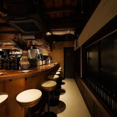 落ち着いた雰囲気のカウンター席と半個室