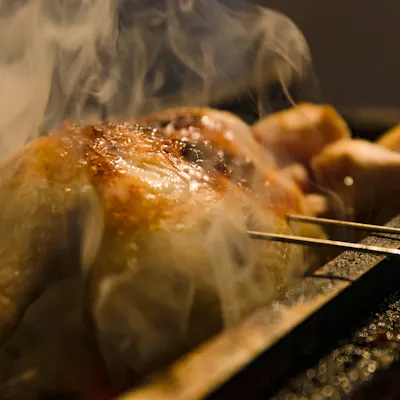 香ばしさが食欲をそそる。肉汁溢れる炭焼き料理
