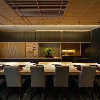 鮨と盆栽、唯一無二の空間演出