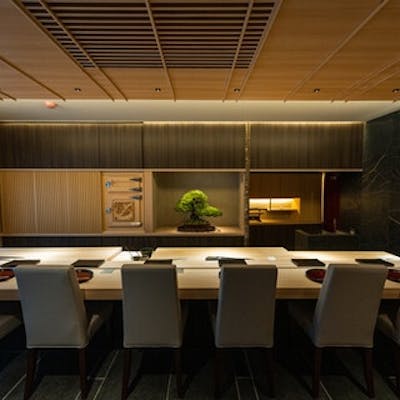 鮨と盆栽、唯一無二の空間演出