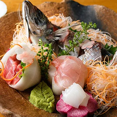 毎朝届く産直鮮魚を板前が調理。刺身やコースで堪能